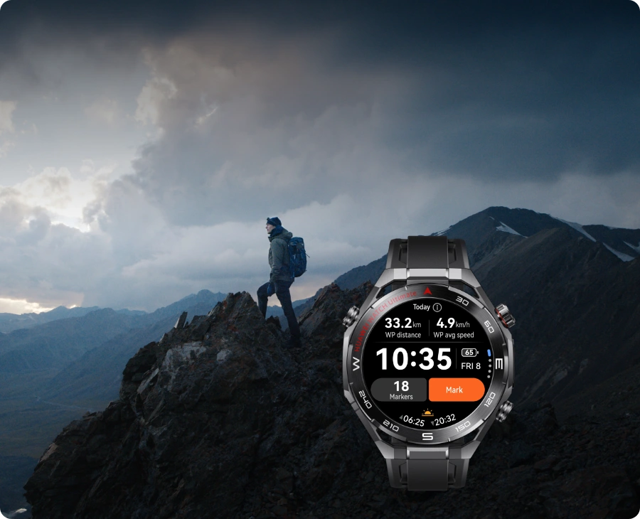 Turysta stojący na skalistym szczycie górskim z plecakiem, na tle pochmurnego nieba. Obok widoczny smartwatch HUAWEI z wyświetlaczem w trybie ekspedycji, pokazującym dane wysokościowe i dystans.