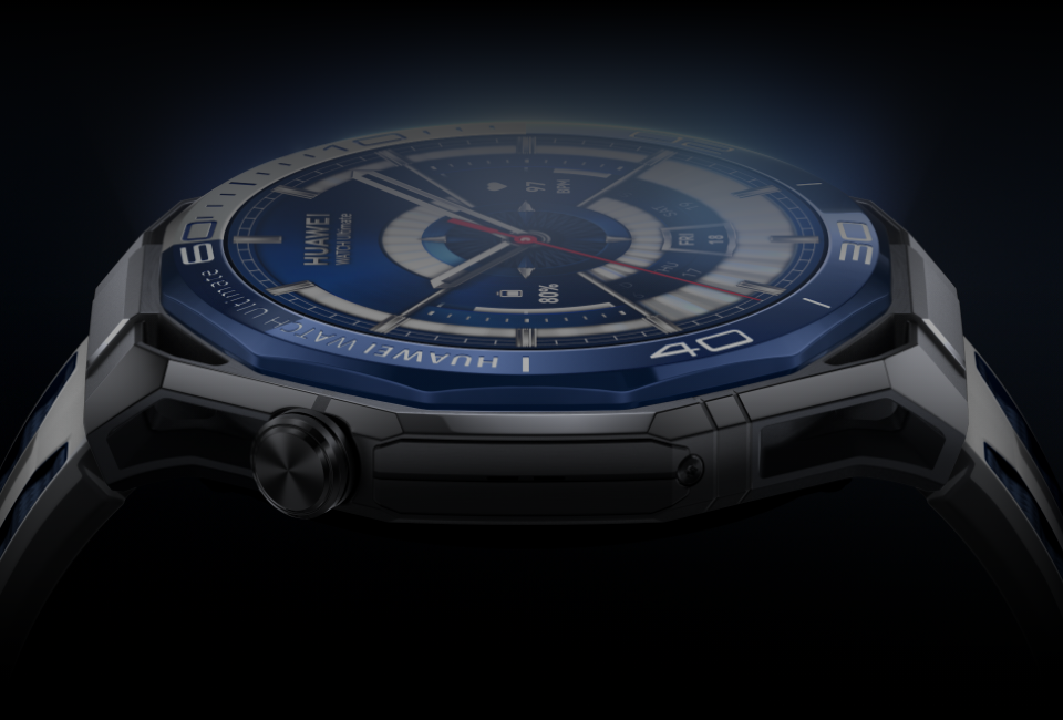 Smartwatch HUAWEI w srebrno-niebieskiej kopercie widziany z boku, z podświetloną tarczą ukazującą detale wskazówek i indeksów.