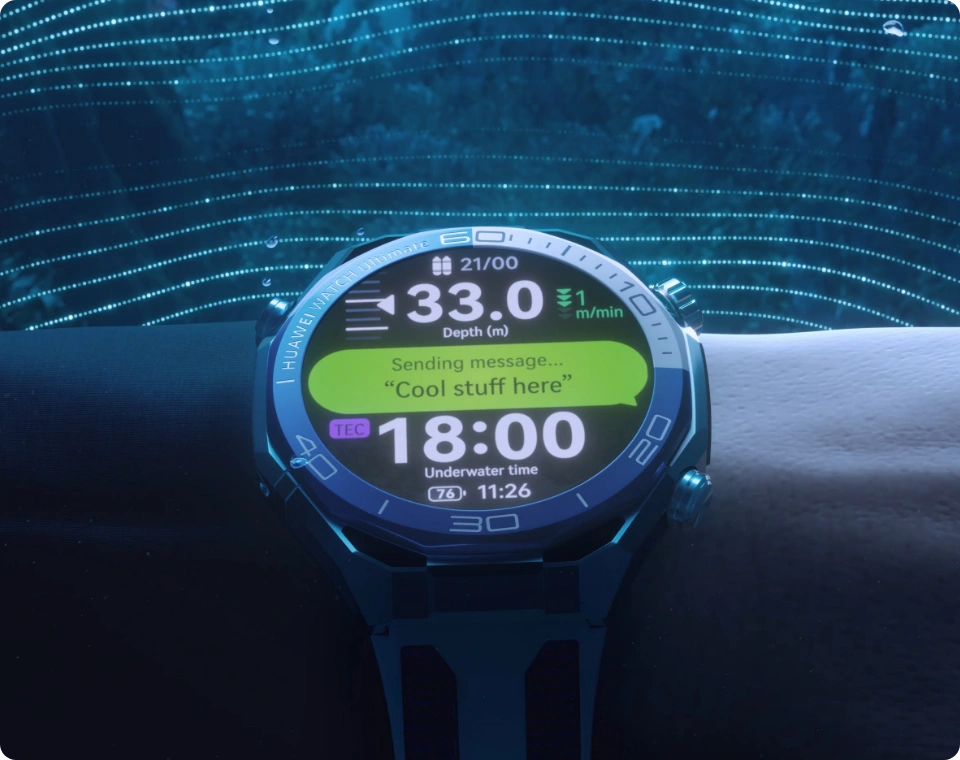 Smartwatch HUAWEI na nadgarstku pod wodą, z wyświetlaczem pokazującym dane dotyczące głębokości i czasu nurkowania, w tle wizualizacja fal sonarowych.