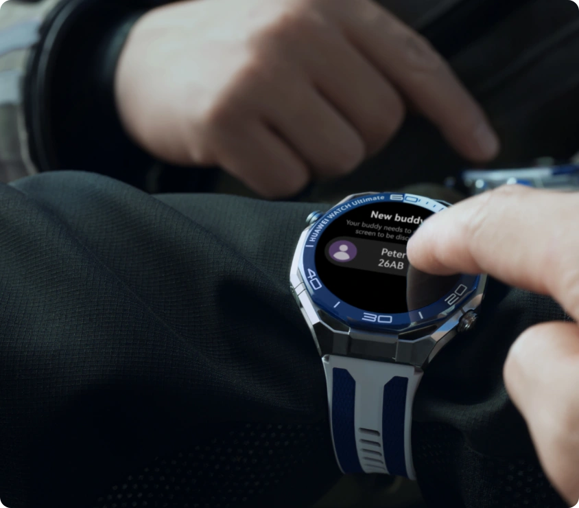Smartwatch HUAWEI na nadgarstku, obsługiwany dotykiem, z wyświetlaczem pokazującym ekran kontaktu. Widoczna ręka użytkownika wskazująca palcem na tarczę zegarka.