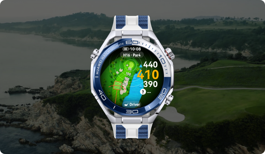 Smartwatch HUAWEI w srebrno-niebieskiej kopercie, prezentujący tryb golfowy z wizualizacją pola i odległościami, umieszczony na tle pola golfowego nad brzegiem morza.