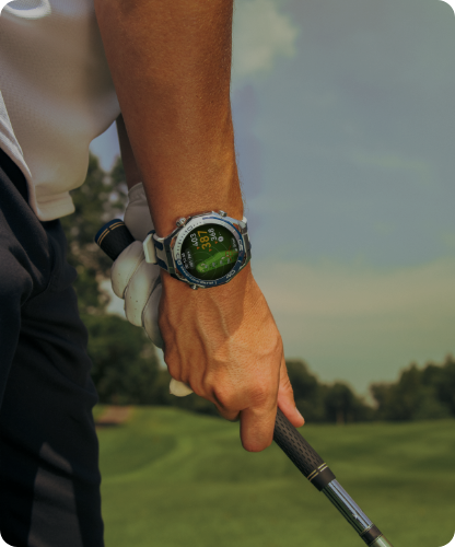 golfista trzymający kij golfowy, na nadgarstku ma smartwatch HUAWEI z trybem golfowym