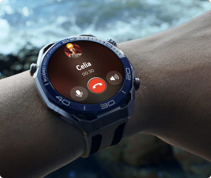 Smartwatch HUAWEI na nadgarstku, wyświetlający ekran trwającego połączenia telefonicznego, w tle rozmyte fale wodne.