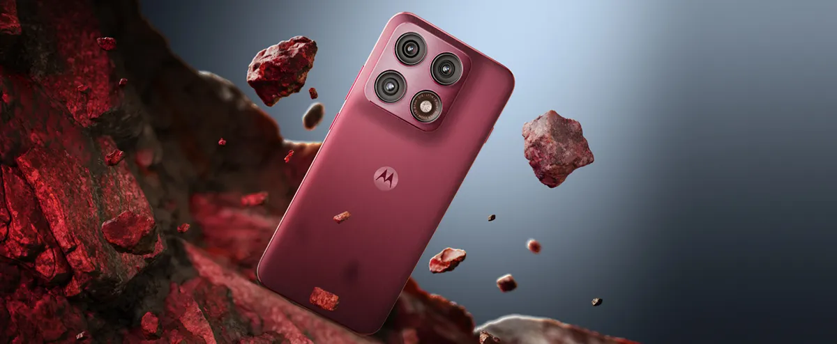 różowy smartfon motorola uderzający o czerwone skały