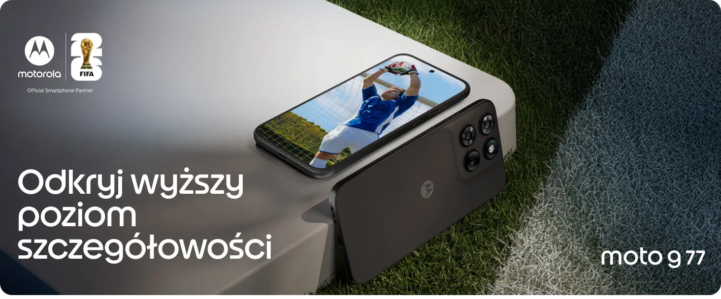 Dwa smartfony moto g77: jeden leżący na szarym podeście z meczem na ekranie, drugi oparty tyłem, w tle murawa boiska