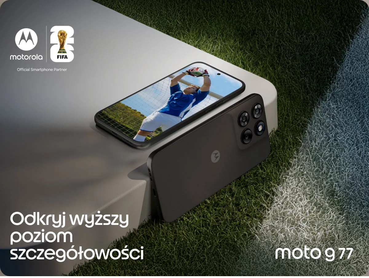 Dwa smartfony moto g77: jeden leżący na szarym podeście z meczem na ekranie oraz drugi oparty tyłem, w tle murawa boiska
