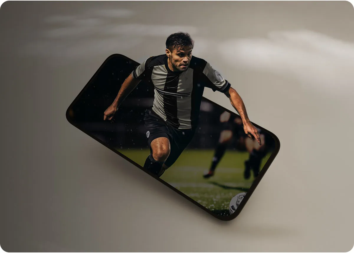 Zbliżenie na wyświetlacz telefonu motorola g77, na którym widać dynamiczną akcję z meczu piłki nożnej
