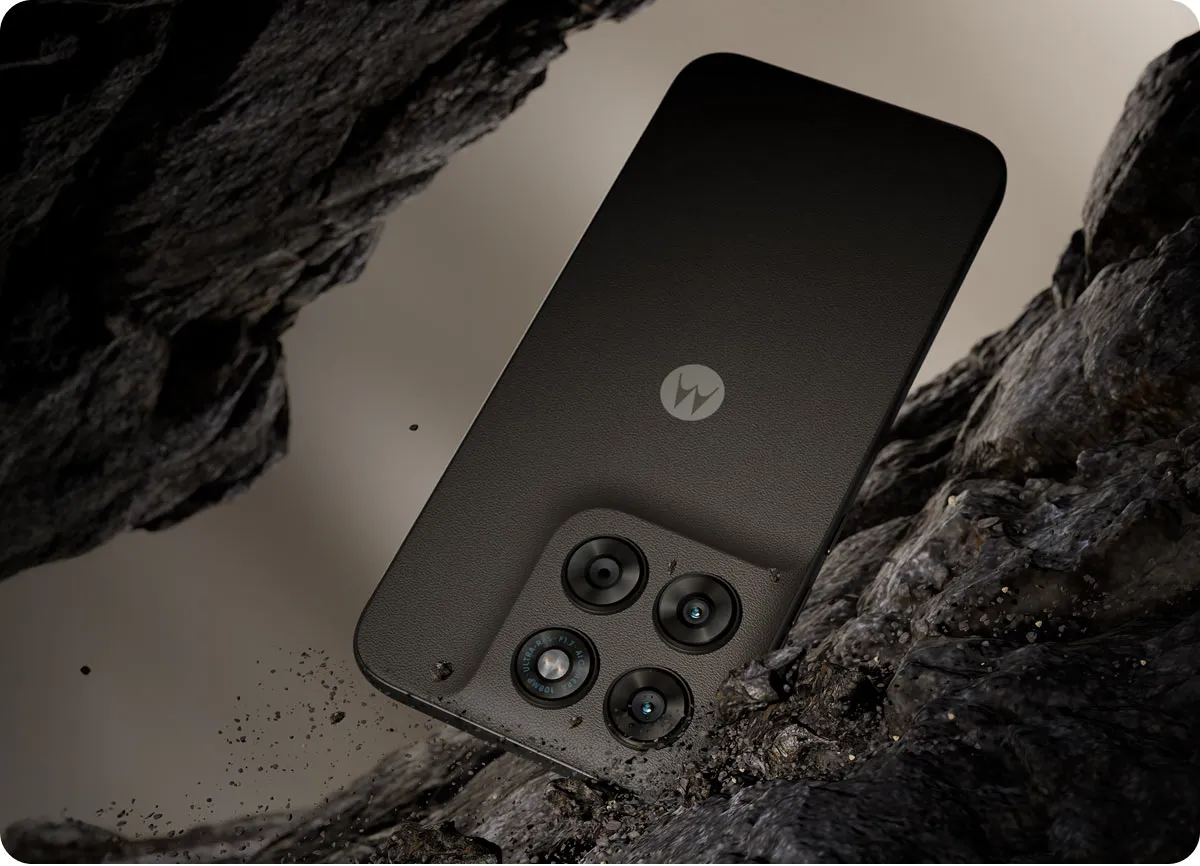 Zbliżenie na tylny panel smartfona moto g77 w ciemnym kolorze z widoczną wyspą aparatów