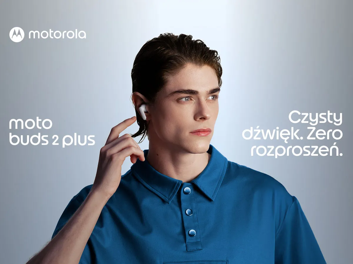 Widoczny mężczyzna w niebieskiej koszuli ze słuchawką w uchu.