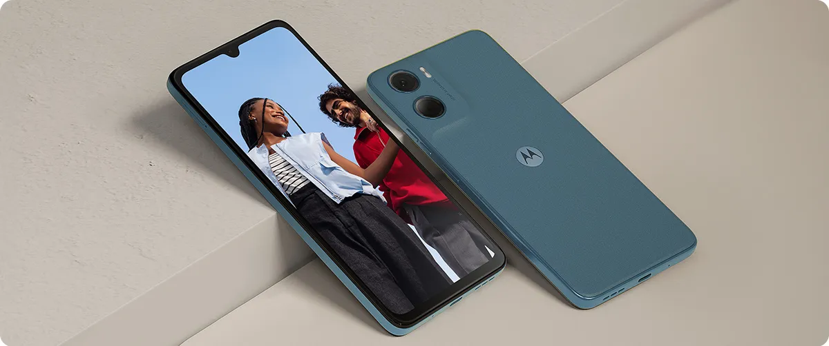 Smartfon Motorola moto g06 POWER w kolorze niebieskim, widok z przodu i z tyłu, ekran prezentuje zdjęcie dwóch osób