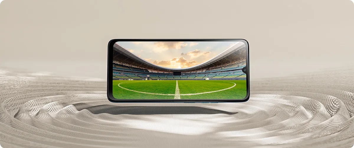 Smartfon Motorola moto g06 POWER prezentujący stadion piłkarski na pełnym ekranie
