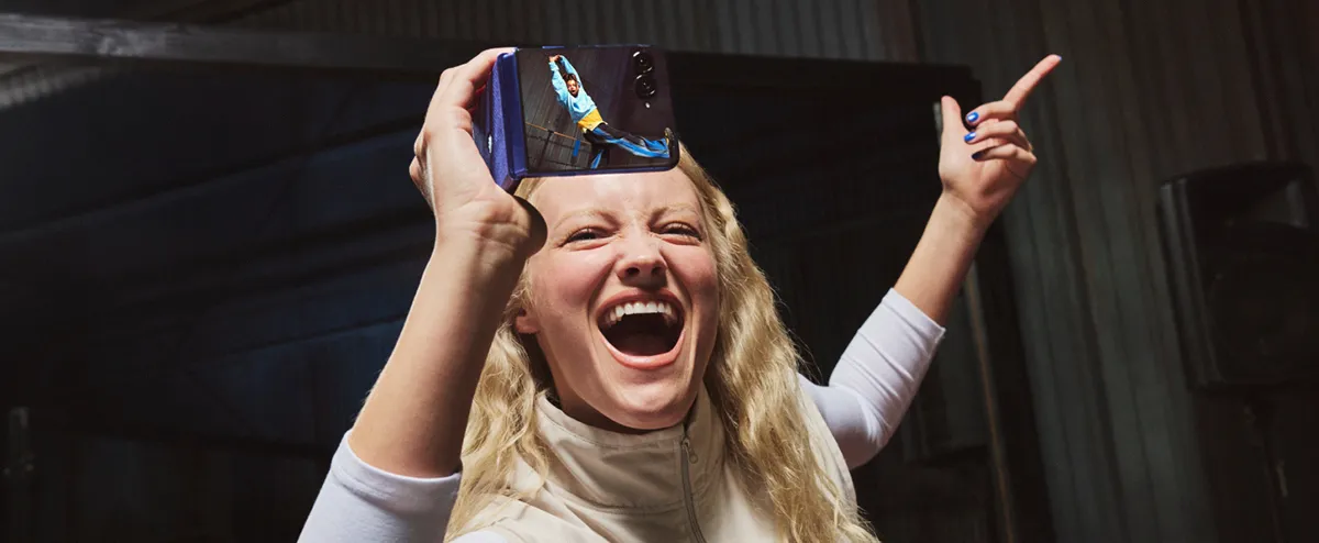 Kobieta robi zdjęcie składanym smartfonem Motorola