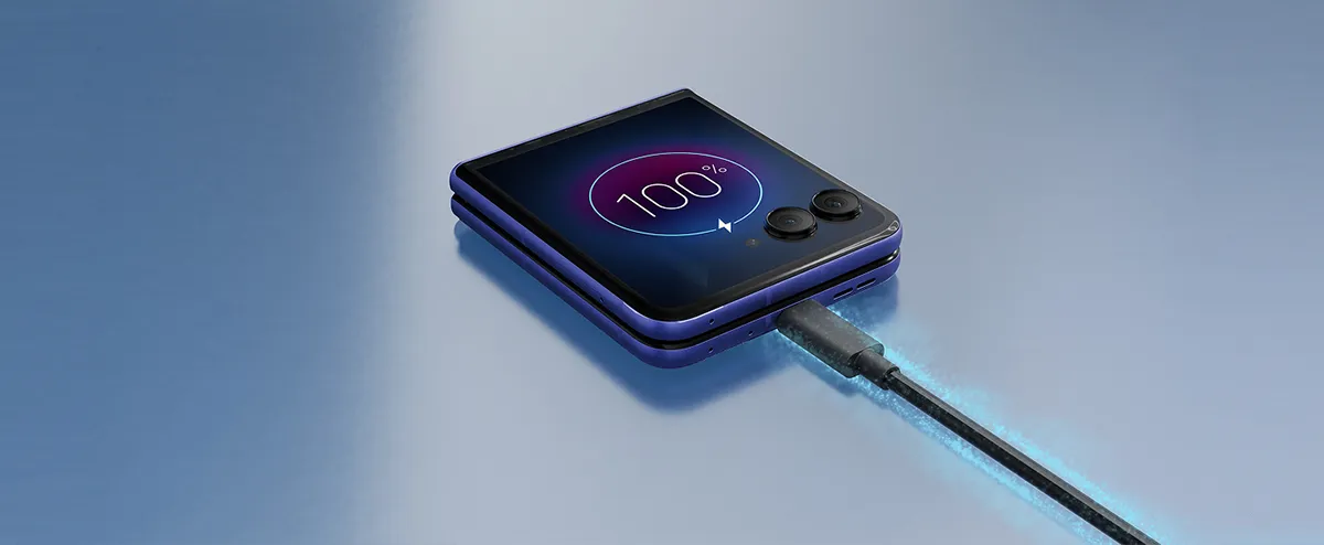Złożony smartfon Motorola podłączony do ładowania
