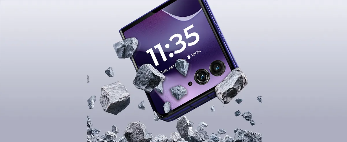 Fioletowy składany smartfon na tle unoszących się fragmentów skał