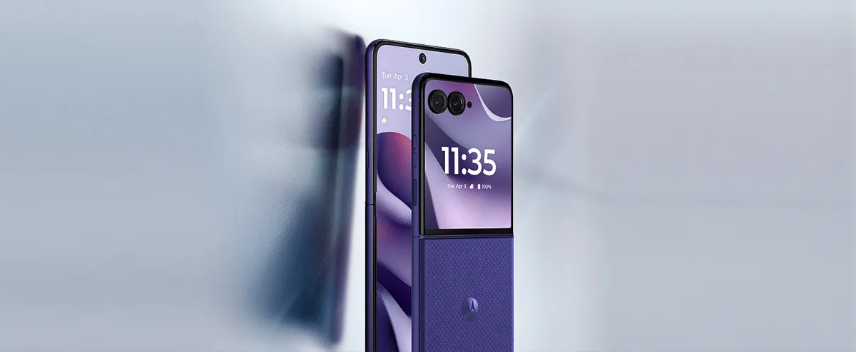 Półotwarty smartfon Motorola razr 70 ultra w zbliżeniu.