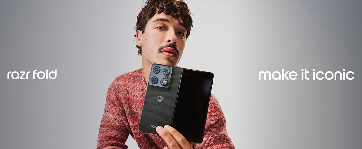 Smartfon składany Motorola razr fold w dłoniach mężczyzny; hasło make it iconic