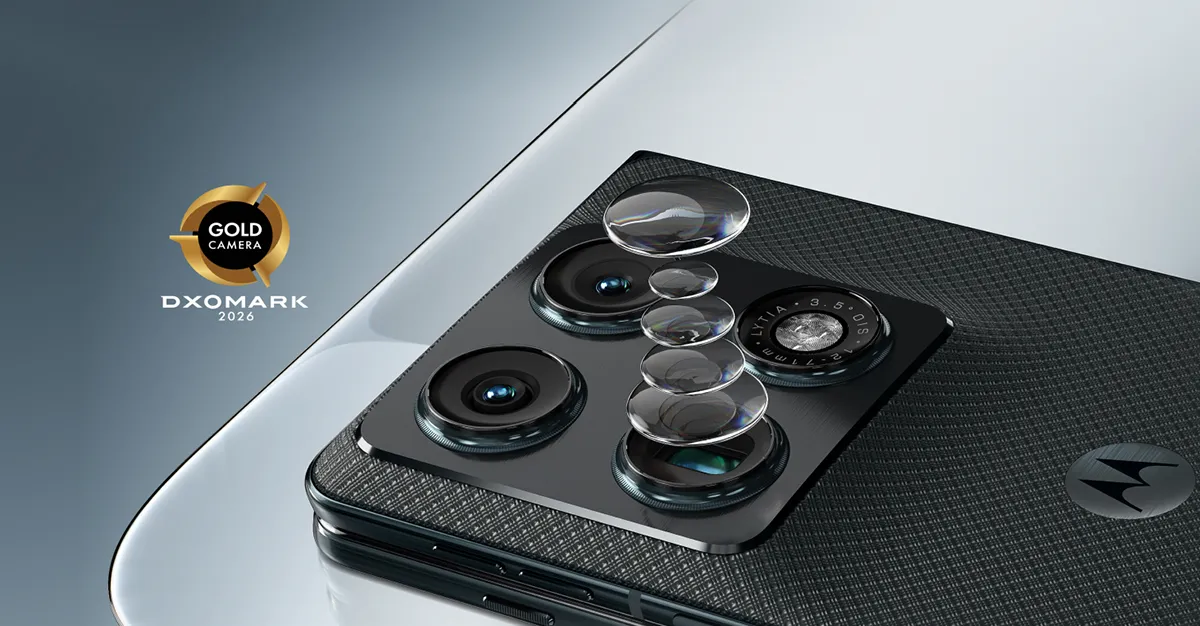 Zbliżenie na moduł aparatów smartfona Motorola z kilkoma obiektywami