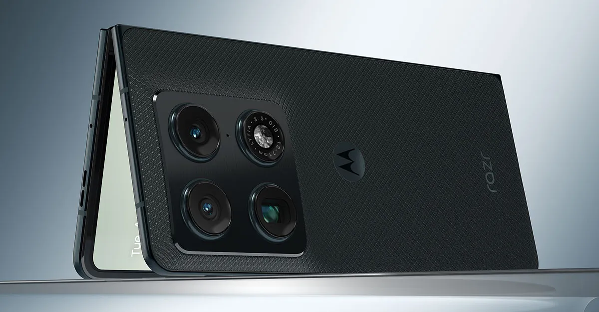 Złożony i rozłożony smartfon Motorola na stole, widok obudowy i aparatów