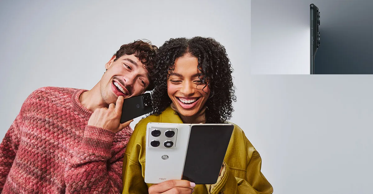 Para robi selfie składanym smartfonem, zbliżenie na twarze i urządzenie