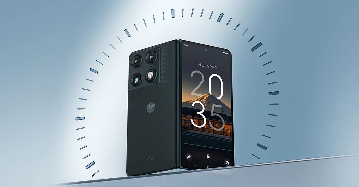 Składany smartfon w półotwartej pozycji z zegarem na ekranie głównym