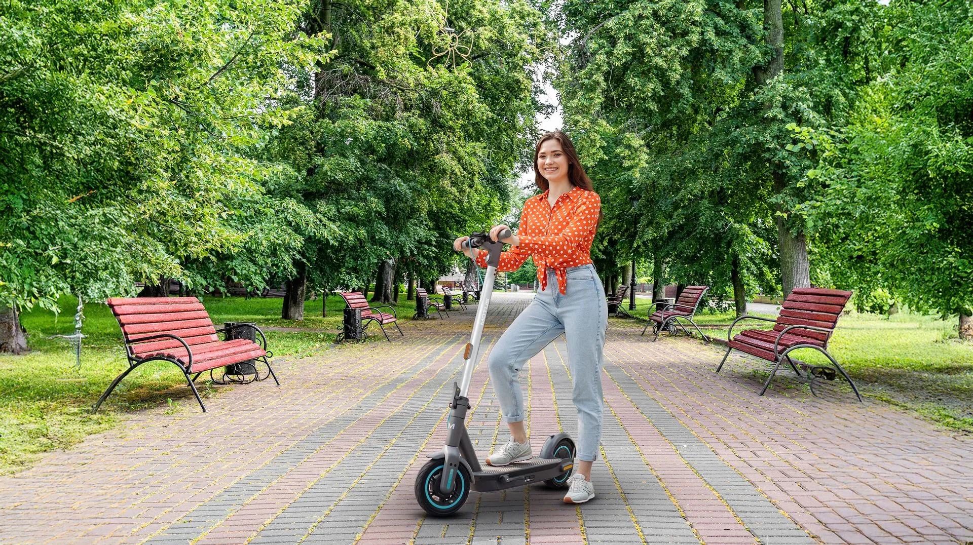 Dziewczyna na hulajnodze