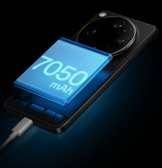 Tylna część smartfona z podświetloną baterią 7050 mAh i podłączonym kablem USB-C