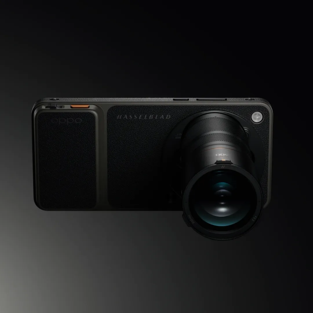 Smartfon Oppo z zamontowanym telekonwerterem