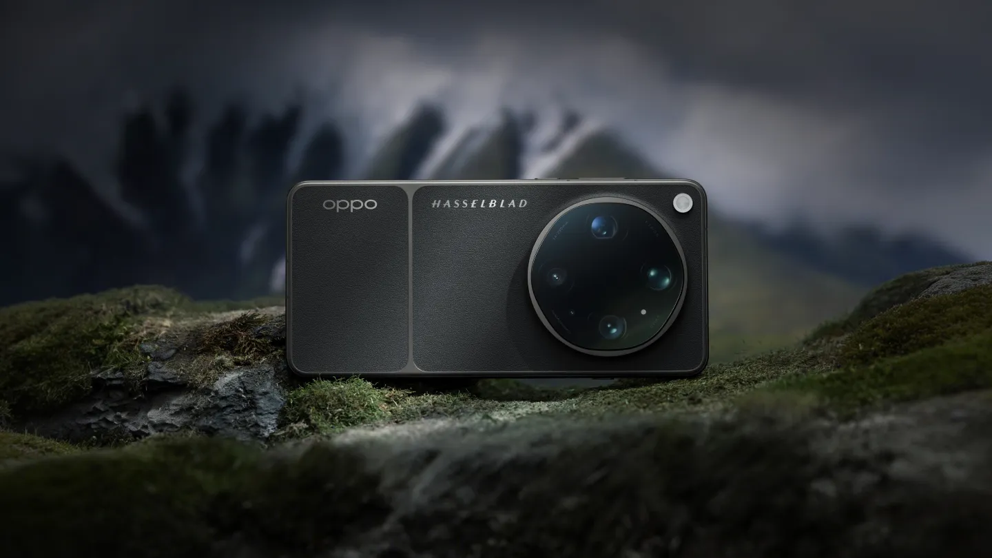 OPPO Find X9 Ultra w kolorze czarnym na omszałych kamieniach z rozmytym górskim tłem