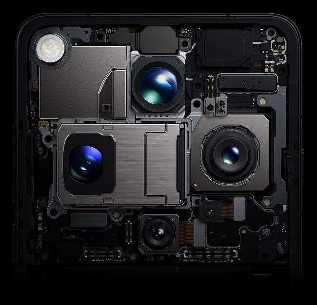 Widok wnętrza modułu aparatu smartfona z trzema obiektywami i elektroniką