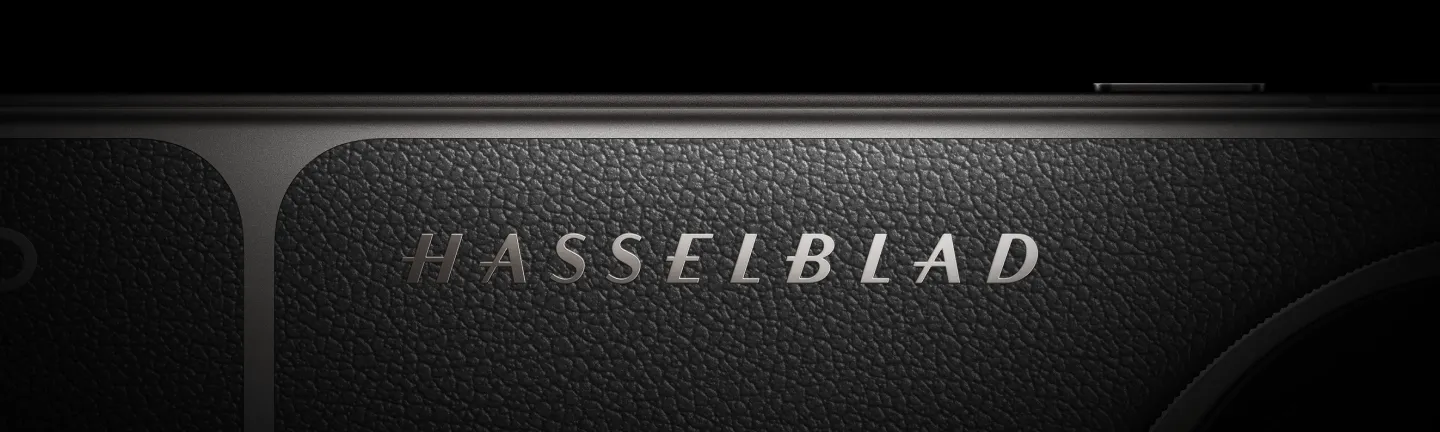 Zbliżenie na napis Hasselblad wytłoczony w skórzanej teksturze obudowy smartfona