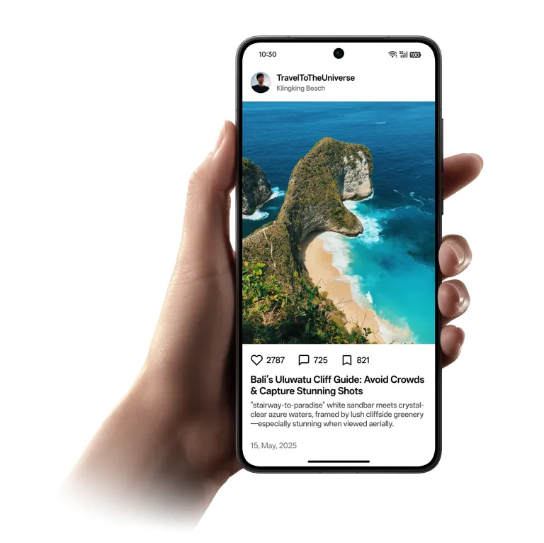 Smartfon w dłoni z aplikacją dla turystów na ekranie