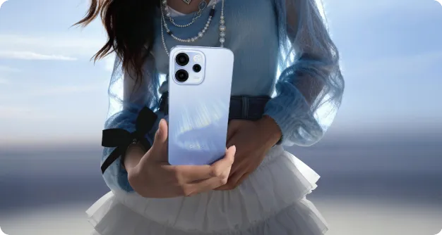 Smartfon OPPO Reno15 ułożony bokiem na błękitnym tle