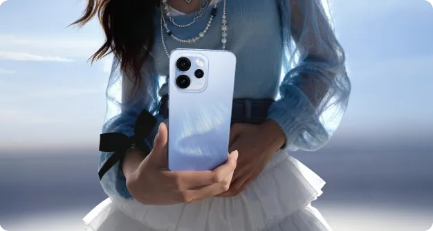 Smartfon OPPO Reno15 ułożony bokiem na błękitnym tle