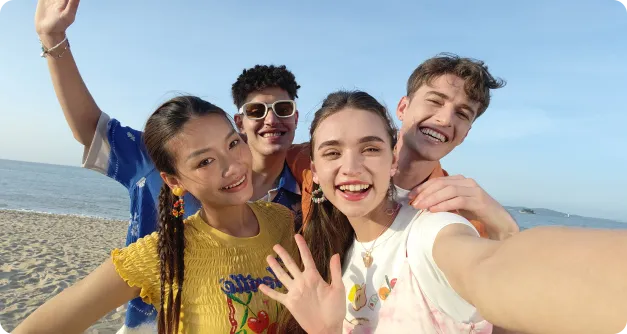 Grupa młodzieży robiąca selfir na plaży