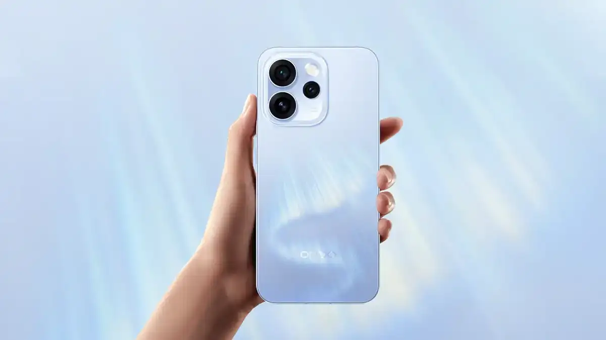 Biały, błyszczący smartfon z widoczną wyspą aparatów trzymany w dłoni