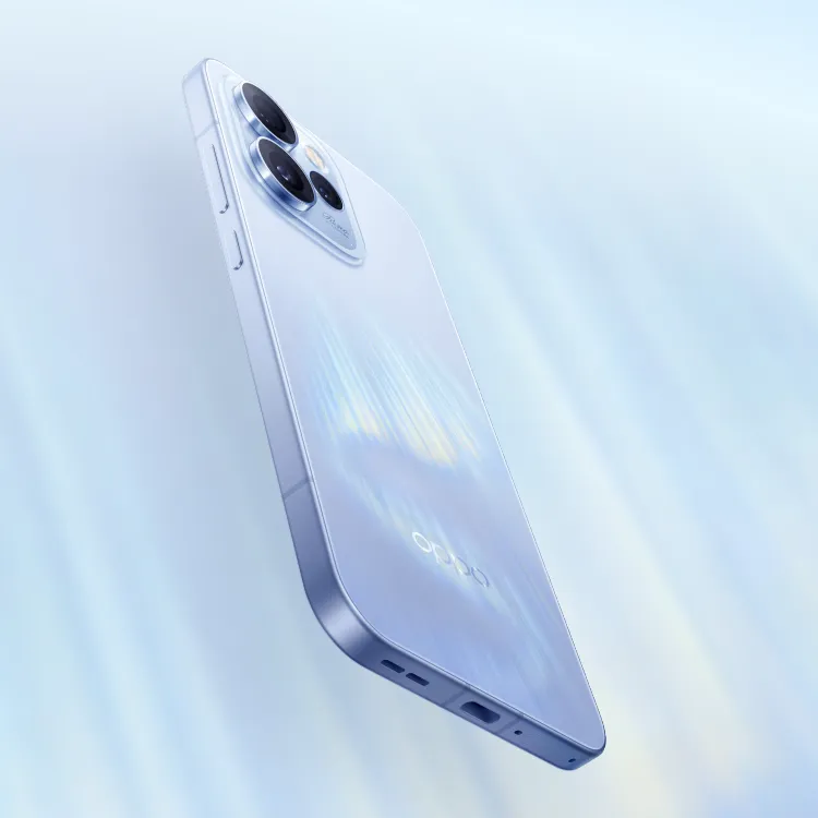 Tylny panel OPPO Reno15 mieniący się na biało i błękinie pokryty szkłem