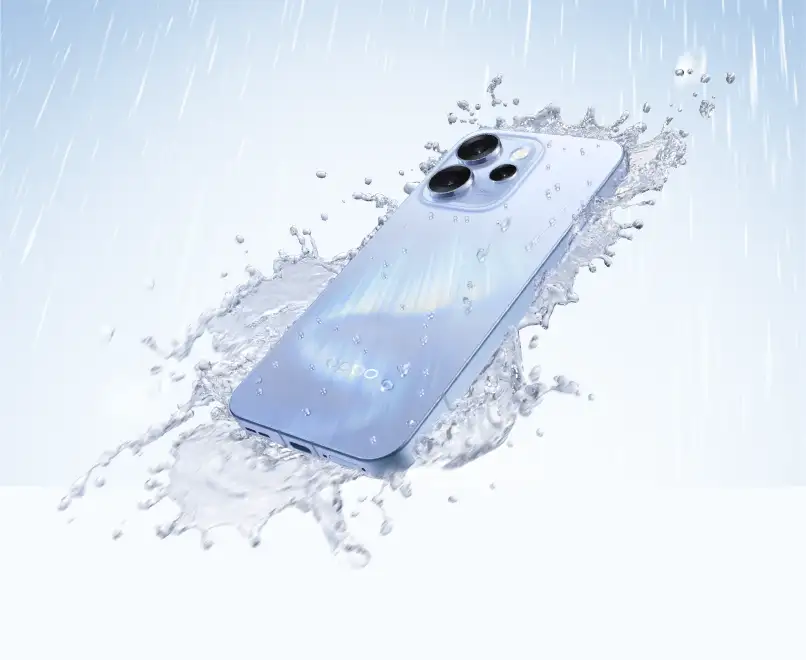 Reno15 Pro 5G otoczony rospryskującą się wodą