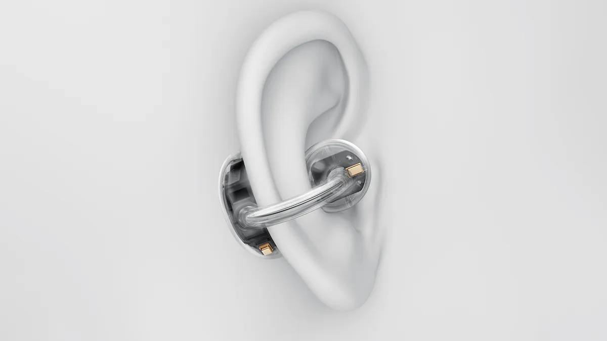 Słuchawka realme Buds Clip założona na ucho, pokazane ergonomiczne i stabilne dopasowanie.