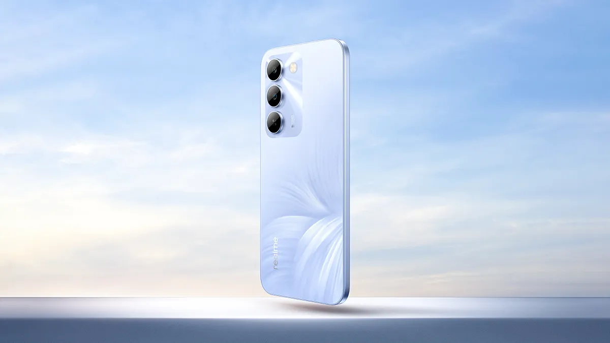 Fioletowy smartfon realme C100 na tle błękitnego nieba