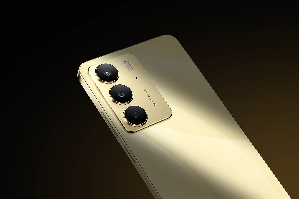 Złoty smartfon z trzema tylnymi aparatami ułożonymi pionowo w lewym górnym rogu. Moduł aparatu zawiera również diodę LED oraz napis AI TRIPLE CAMERA. Obudowa urządzenia ma smukły kształt i połyskującą powierzchnię.