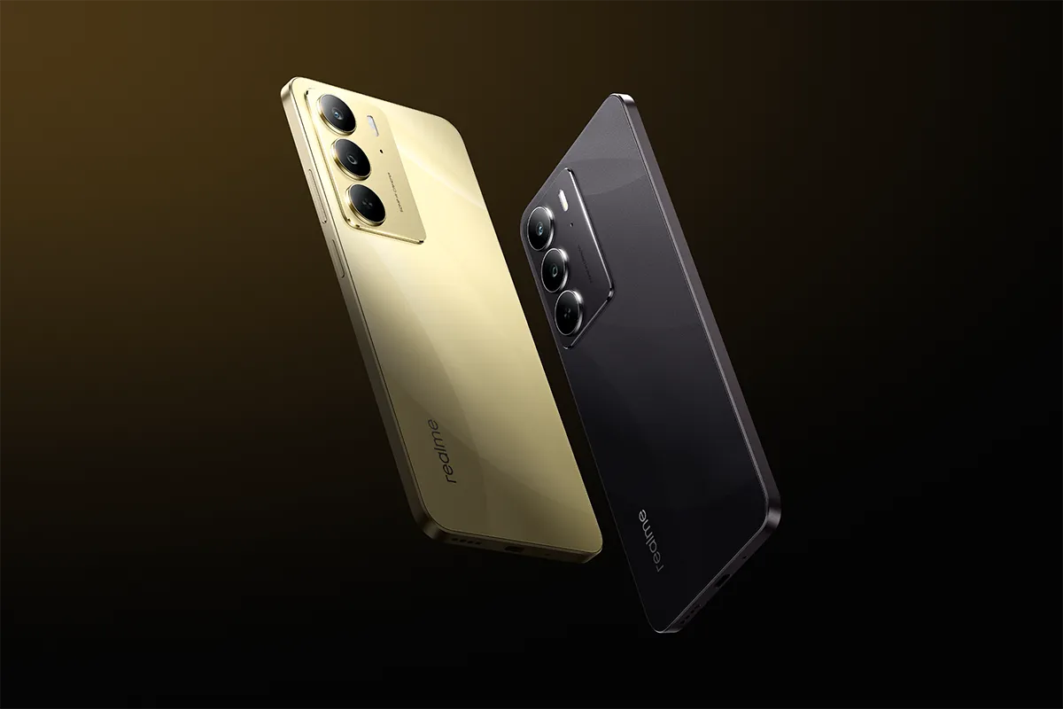 Dwa smartfony marki realme w kolorach złotym i czarnym pokazane są pod kątem, który eksponuje ich tylne obudowy. Każdy z telefonów ma moduł aparatu z trzema obiektywami.
