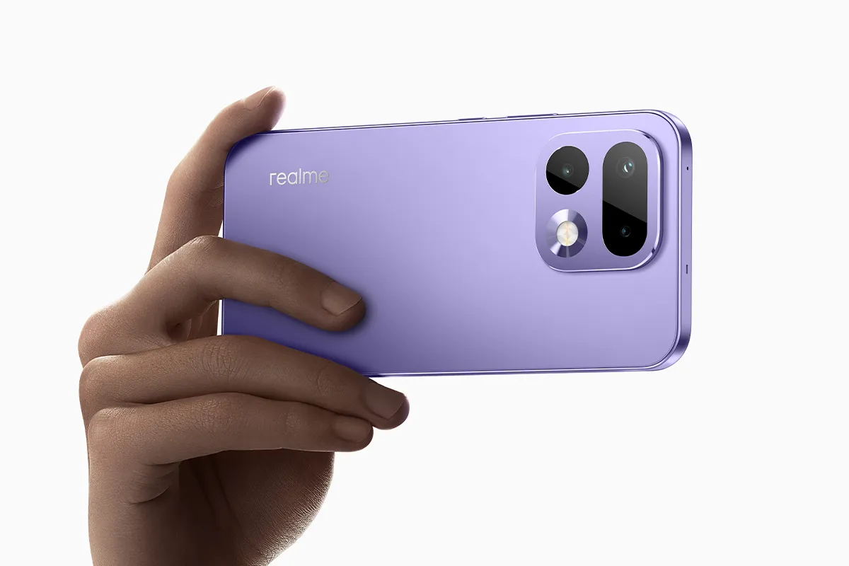 Dłoń trzymająca smartfon realme 16 Pro 5G w fioletowym kolorze, widok tylnej obudowy.