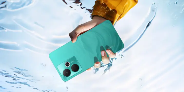 Telefon realme 14t zanurzony w wodzie