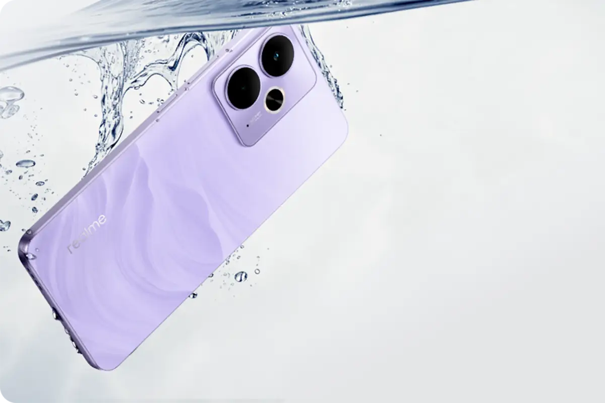 Fioletowy smartfon pod wodą