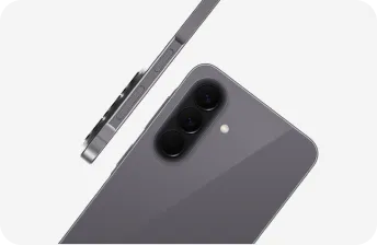 Szary Galaxy A57 pokazany z boku i z tyłu, z potrójnym aparatem oraz smukłą, płaską obudową.