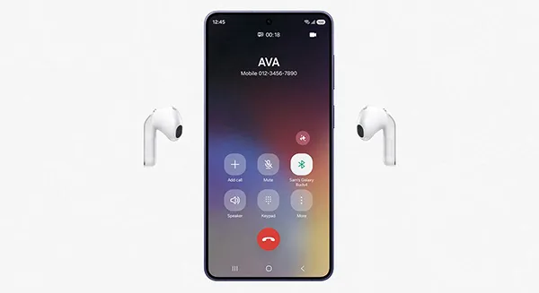 Białe Buds4 wokół Galaxy Tab; smartfon z „Ava” dzwoni, połączenie przez Bluetooth; Tab wraca, pokazując auto-przełączanie.