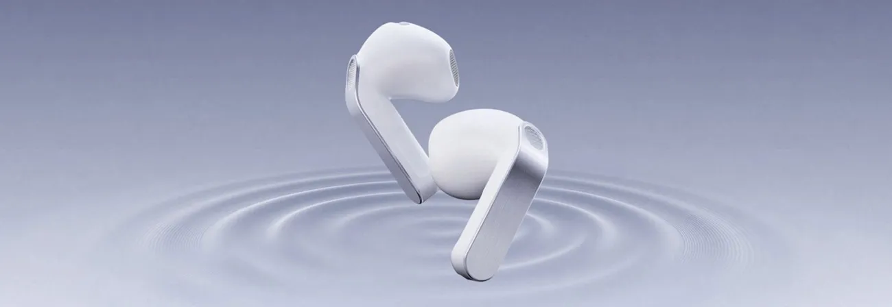 Elementy Galaxy Buds4, m.in. woofer, trafiają do obudowy; gotowa słuchawka obraca się obok lewej.