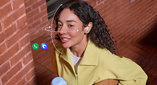 Osoba z białymi Galaxy Buds4 trzyma kubek i torebkę; linie pokazują gesty głową dla połączeń i Bixby.