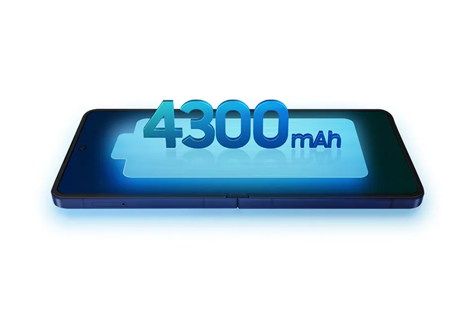Galaxy Z Flip7 jest pokazany rozłożony z widoczną ikoną baterii na górze ekranu. Pojemność baterii to 4300 miliamperogodzin.