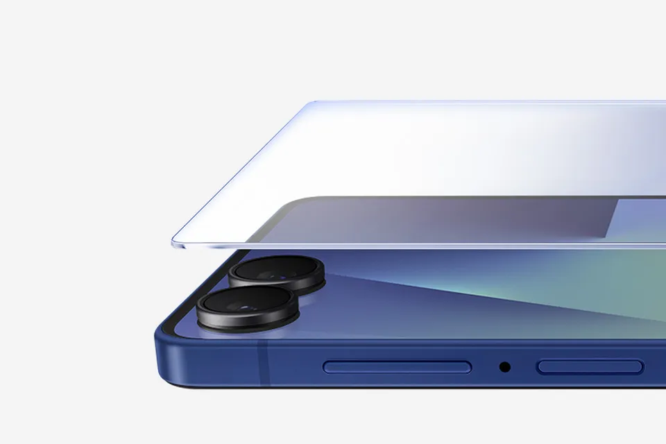 Zbliżenie na Galaxy Z Flip7 w pozycji rozłożonej. Tafla szkła unosi się nad ekranem zewnętrznym.